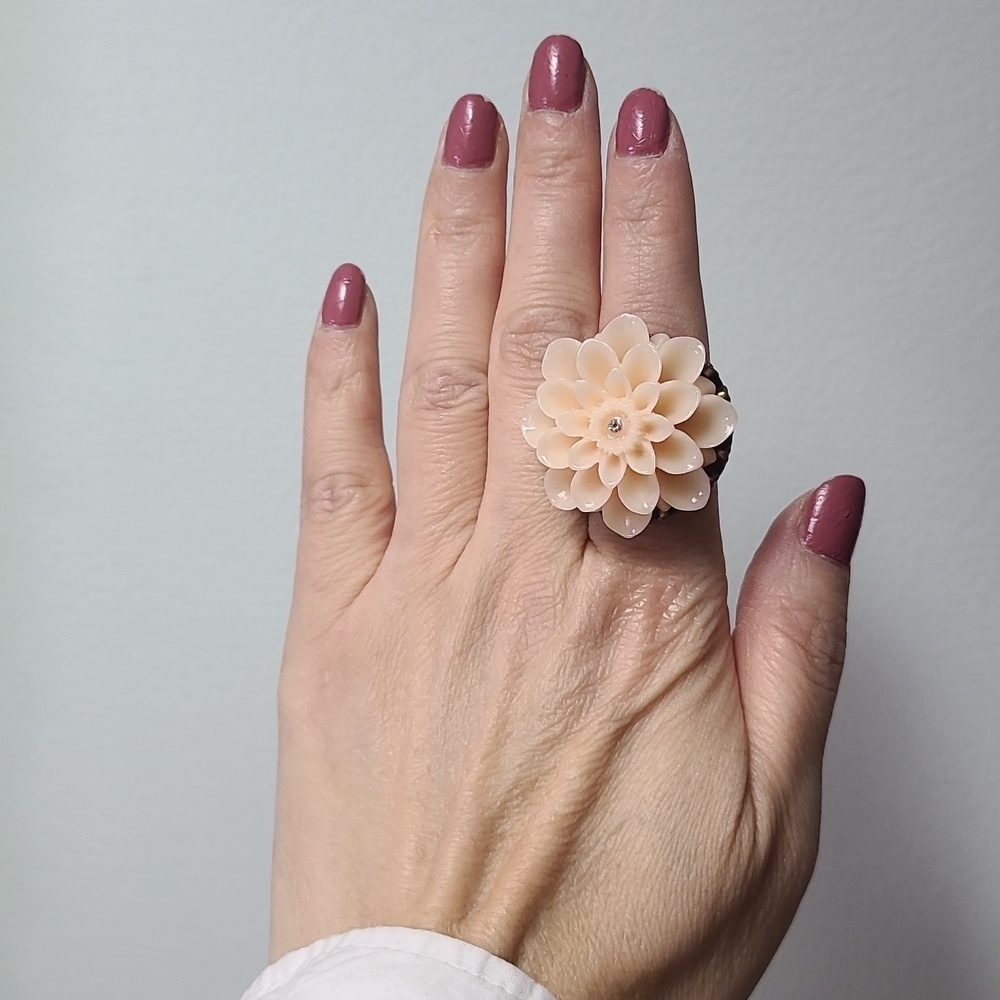 Elegant Floral Ring in Cream and Brasd Tone Size 7.25